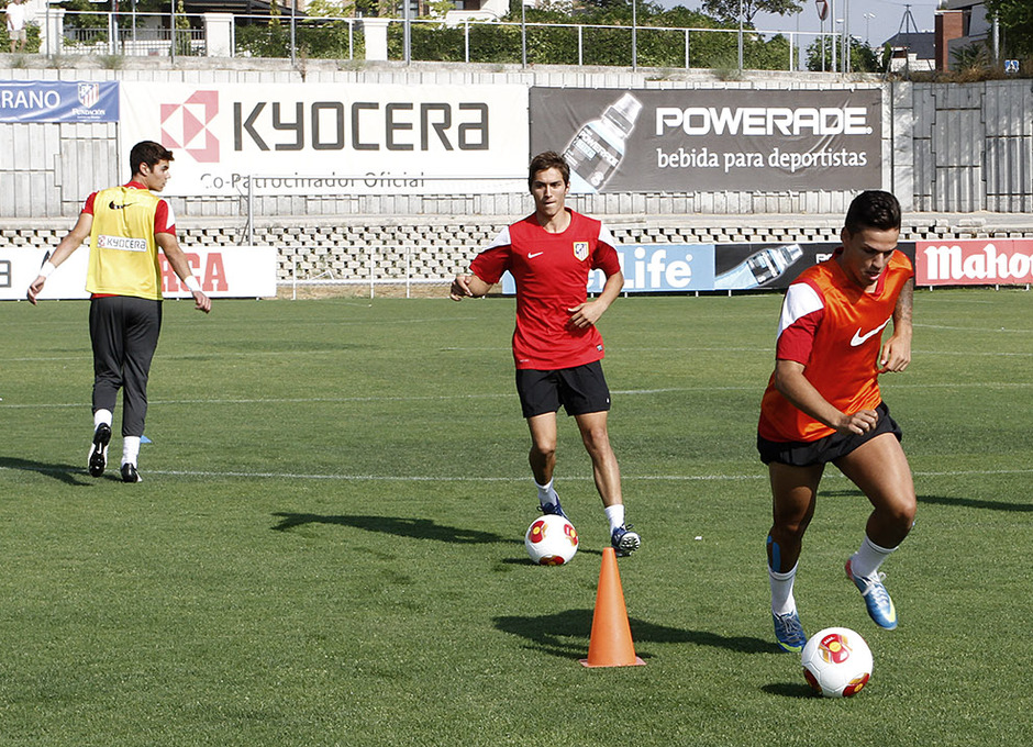 Temporada 13/14. Jony y Chele realizan un ejercicio en el primer entrenamiento de la pretemporada del Atlético C